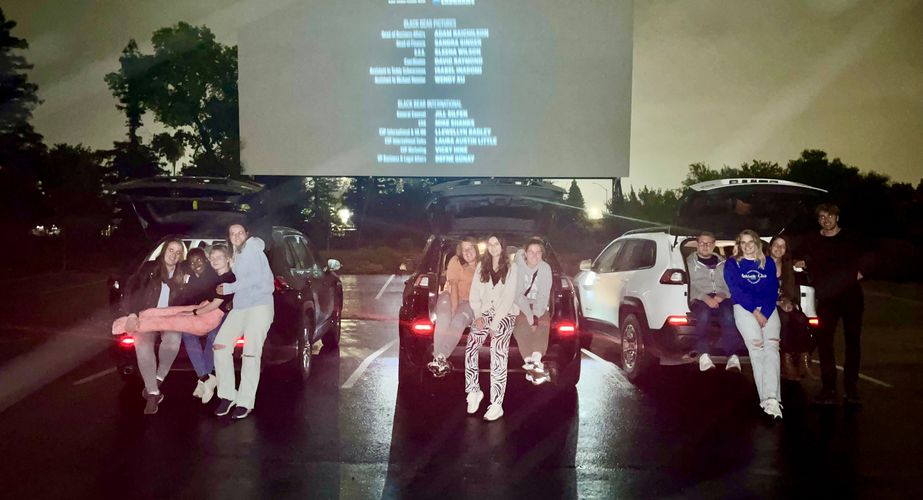 Groepsfoto drive in bioscoop